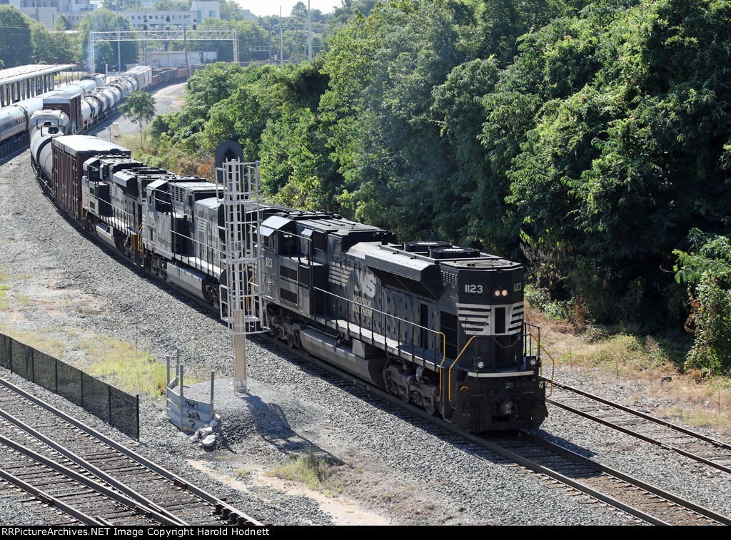 NS 1123 leads train 351 past the signal at Boylan